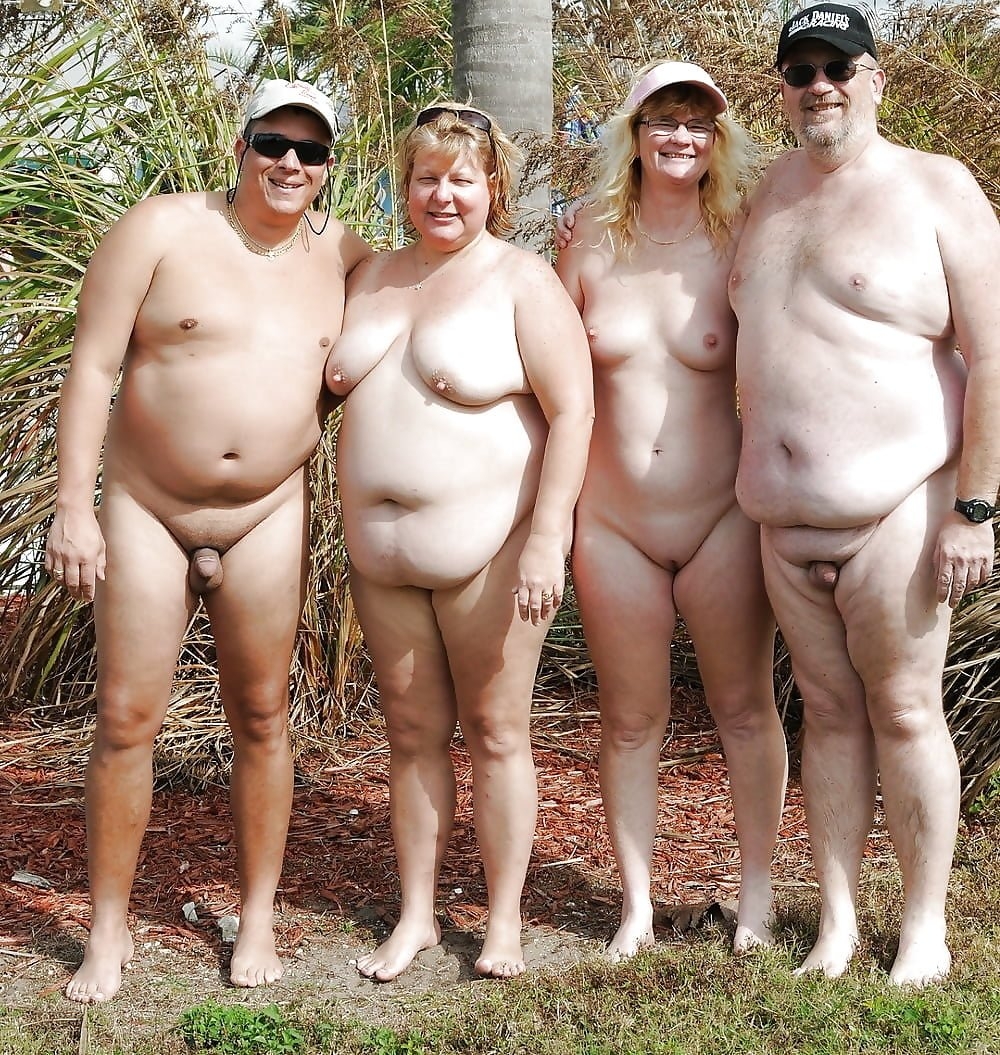 Голые пожилые пары на пляже