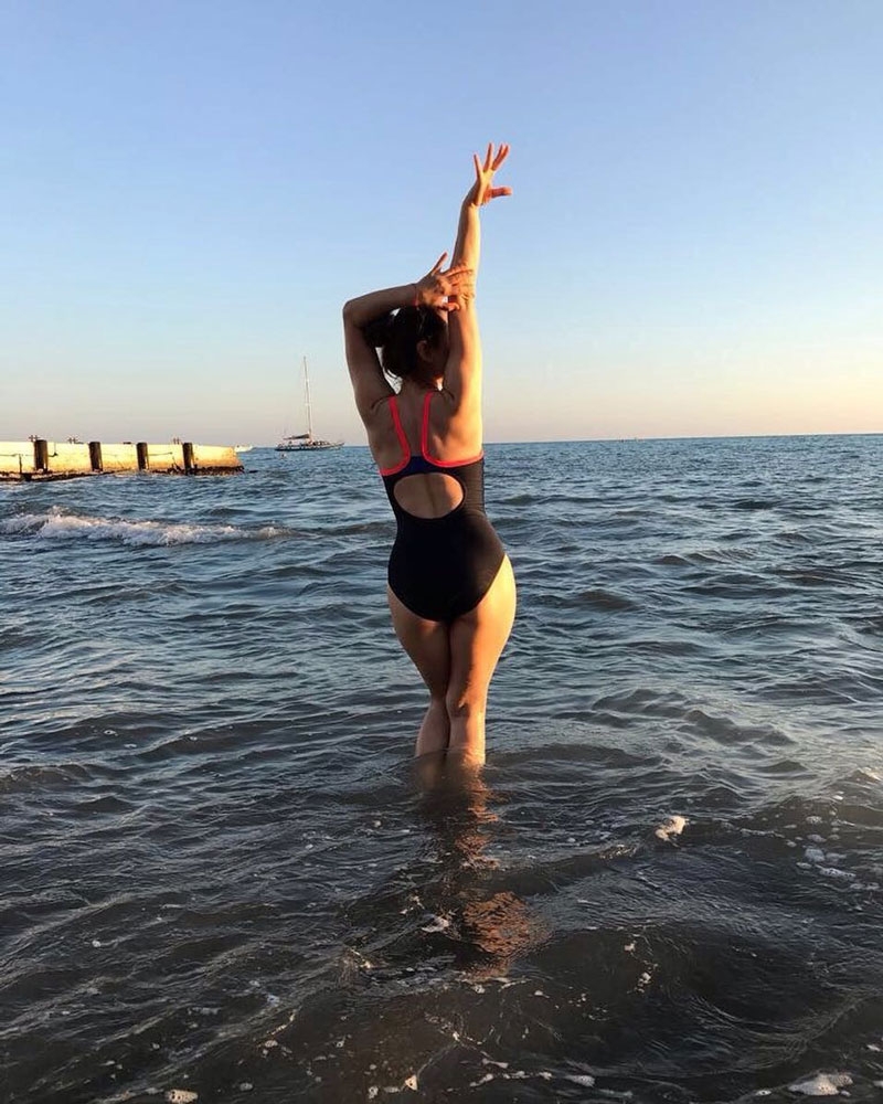 Телки на темном фоне