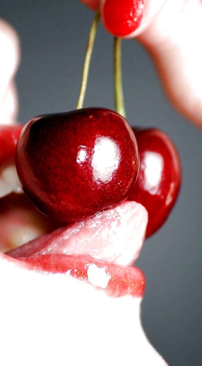 Большие женские вишни голые