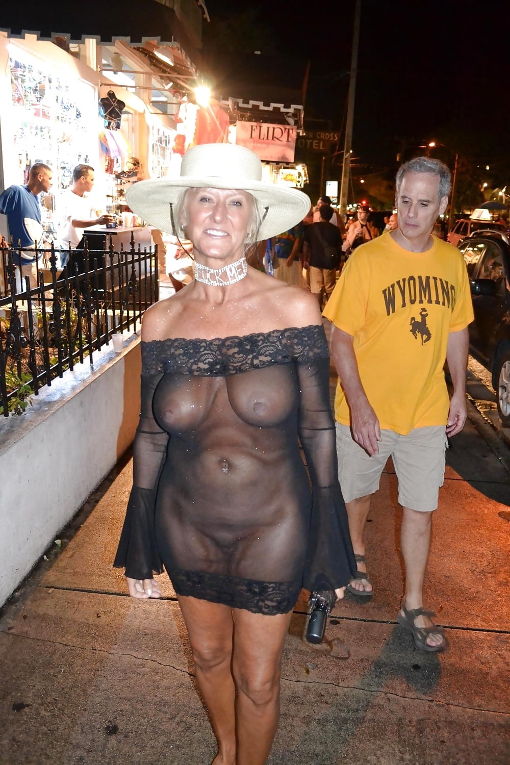 Зрелые бабы в прозрачной одежде