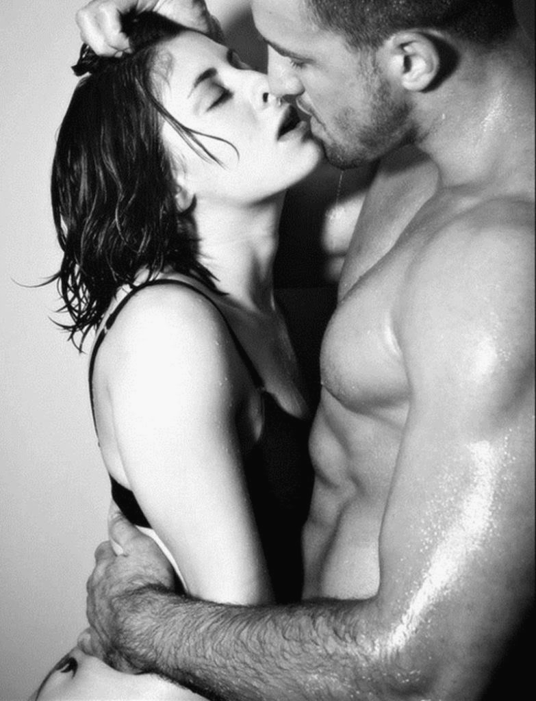 Страстный поцелуй