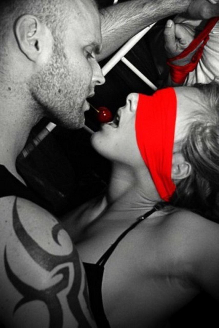 Женская грудь и фрукты