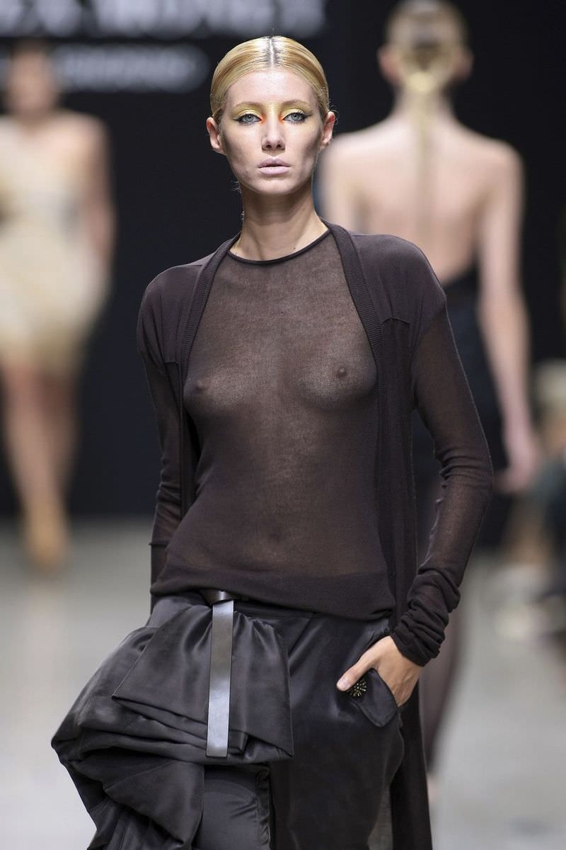 Показ мод с оголенной грудью