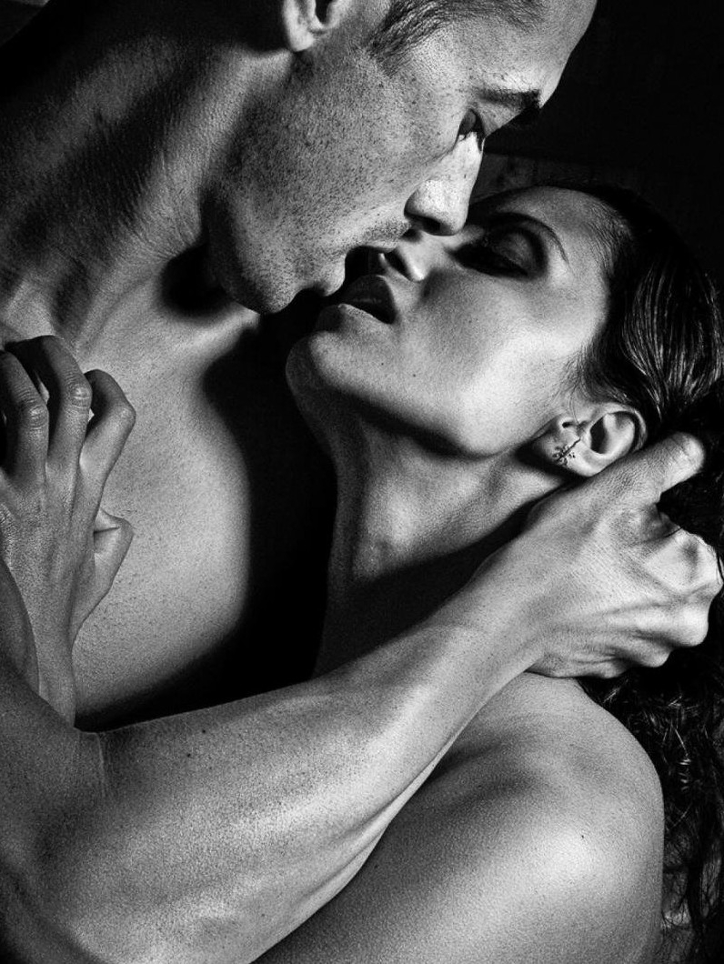 Парень и девушка в джакузи