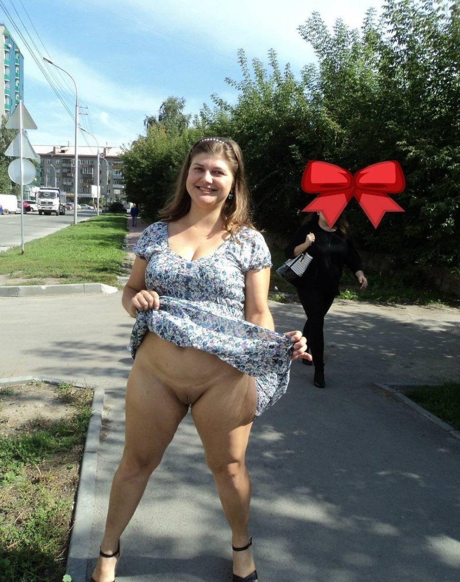 Толстушка в юбке без трусов