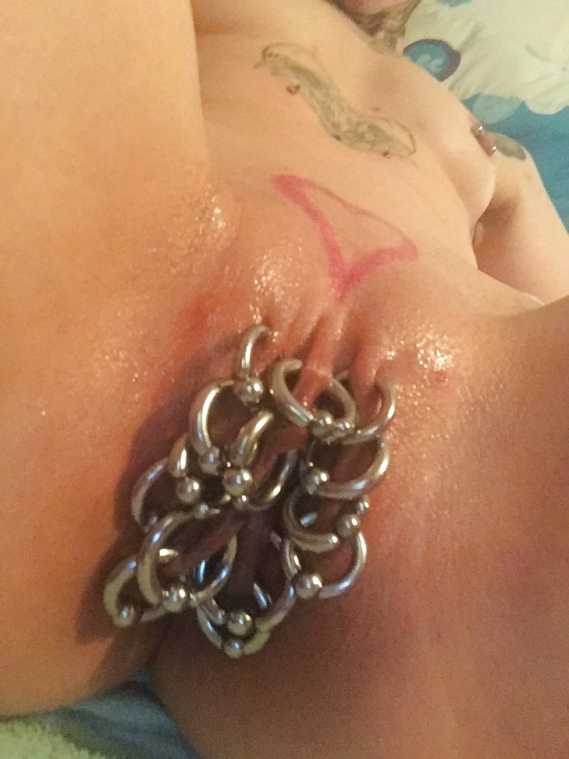 Огромный клитор с пирсингом