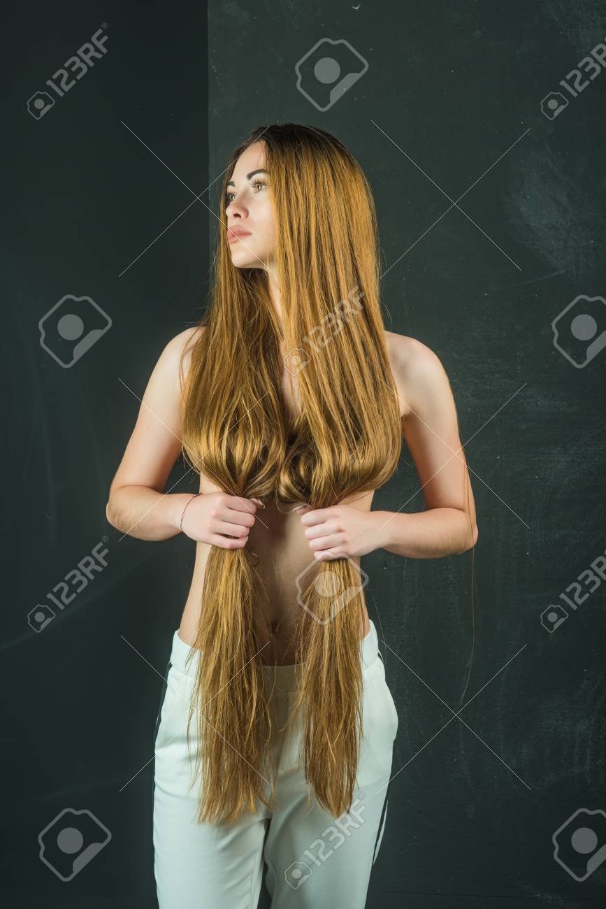 Голые с самыми длинными волосами