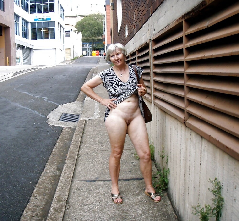 Голые мамочки на улице