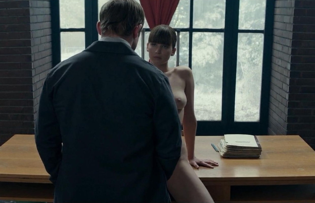 Дженнифер Лоуренс красный Воробей сцены