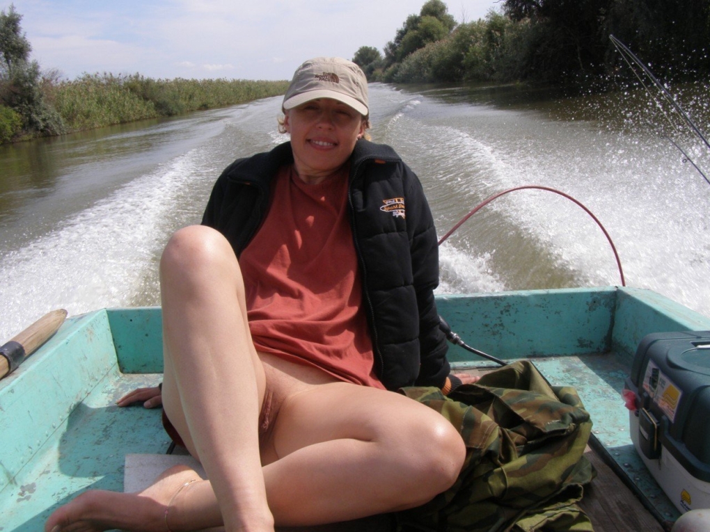 Жена на рыбалке без трусов