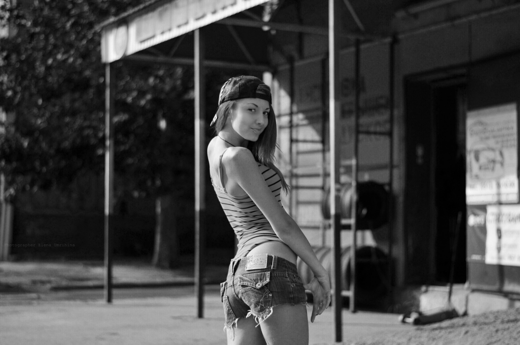 Аватарка девушка в шортах