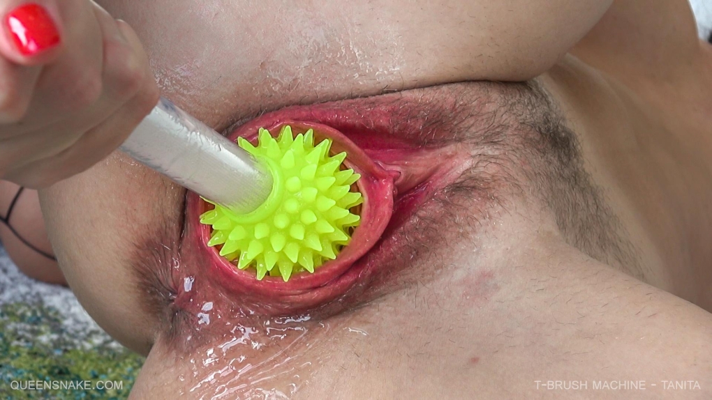 Засунула кукурузу в анал