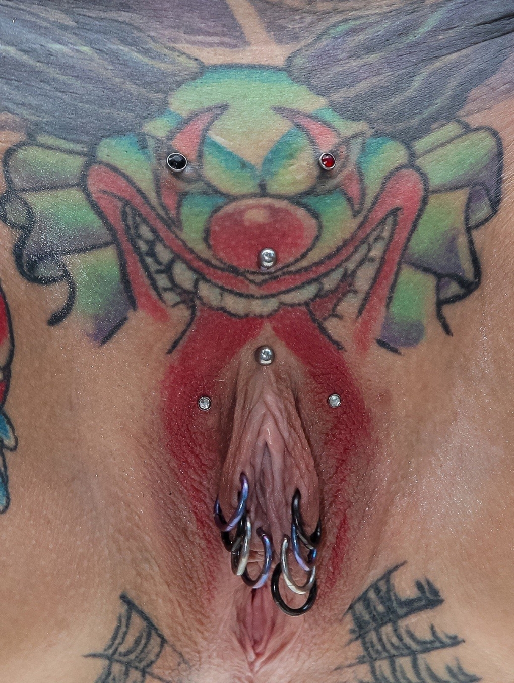 Экстремальный интимный пирсинг