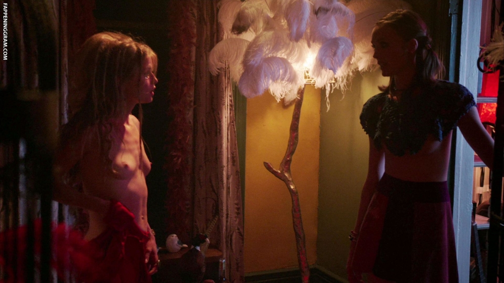 Женевьева Энджелсон топлесс