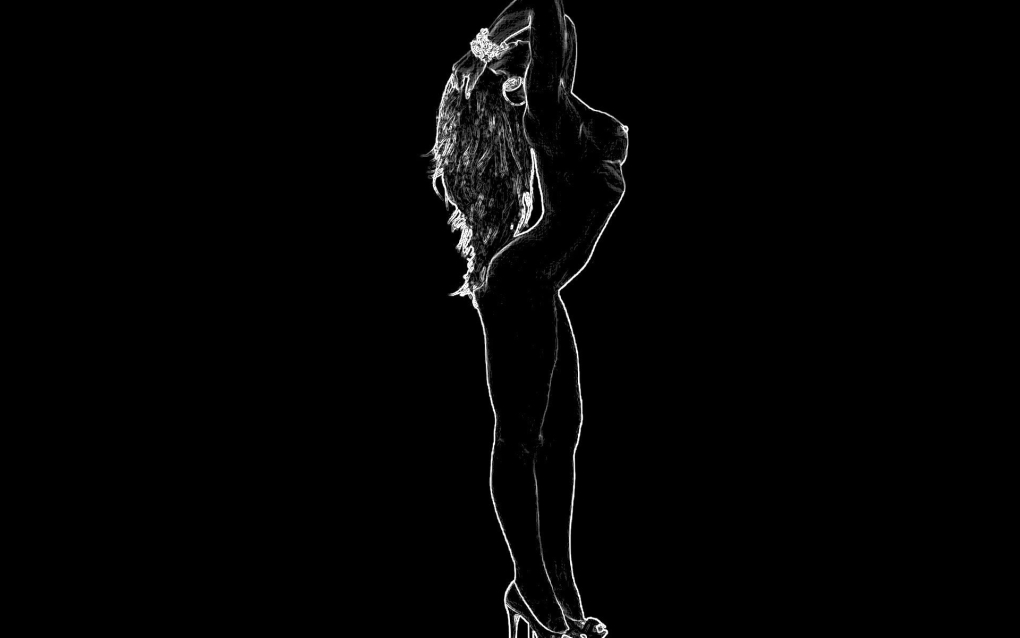 Женская фигура на черном фоне