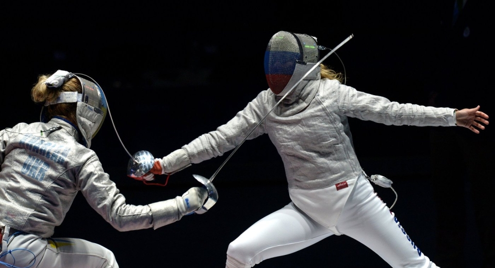 Девушка в черном купальнике