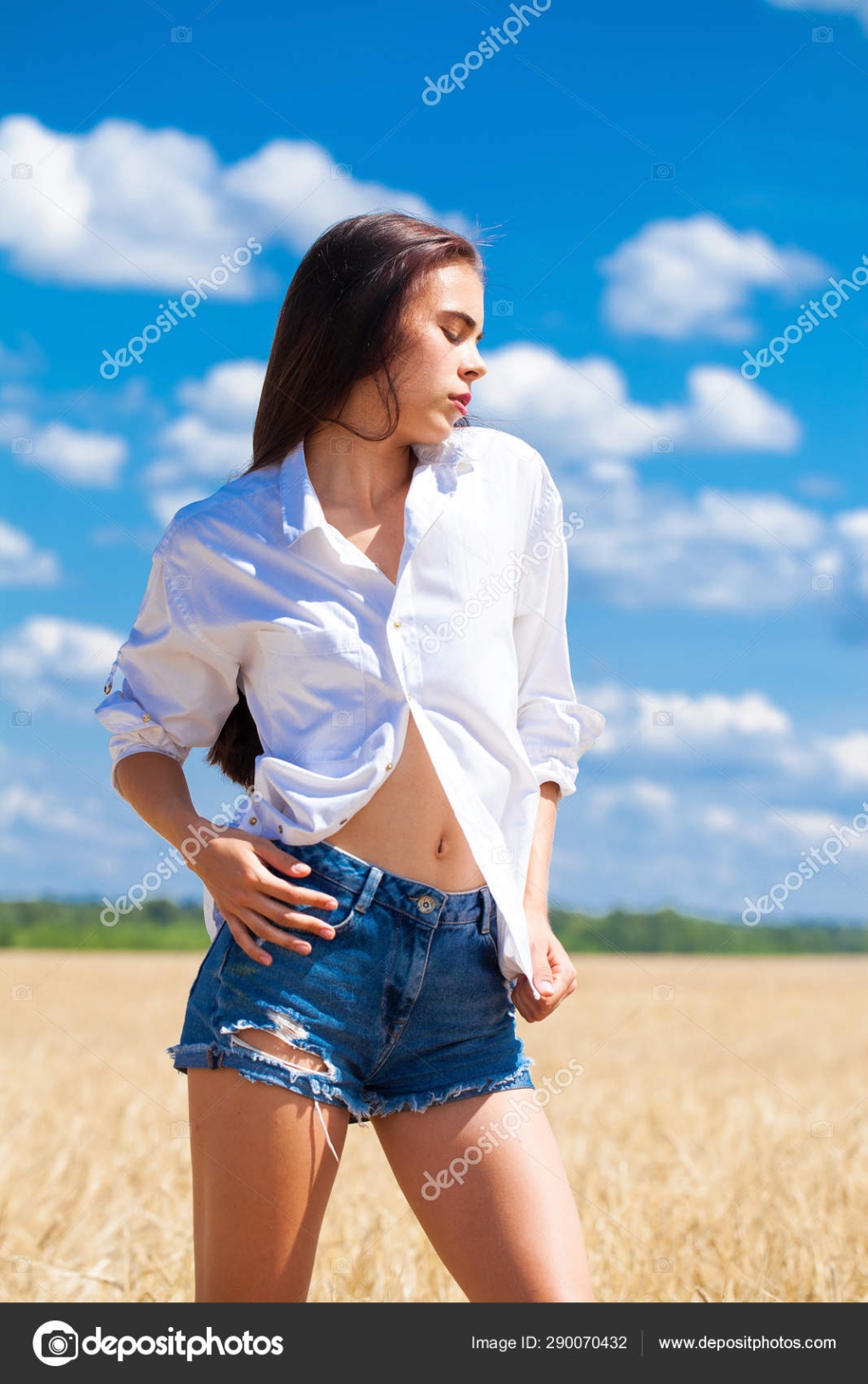 Девушка в белой рубашке и шортах