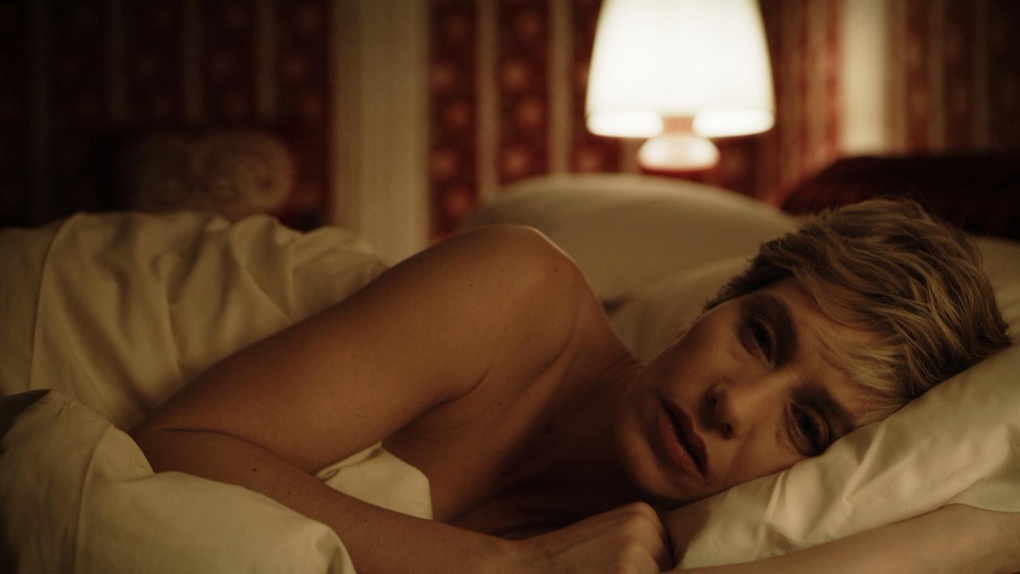 Сесиль де Франс в фильме голая