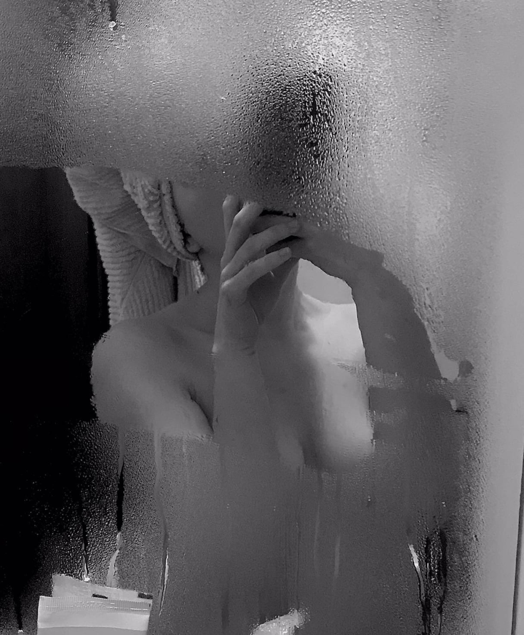 Девушка прижалась грудью к стеклу