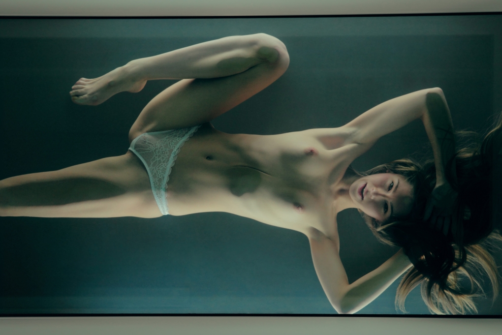 Красивые голые женщины моются в душе