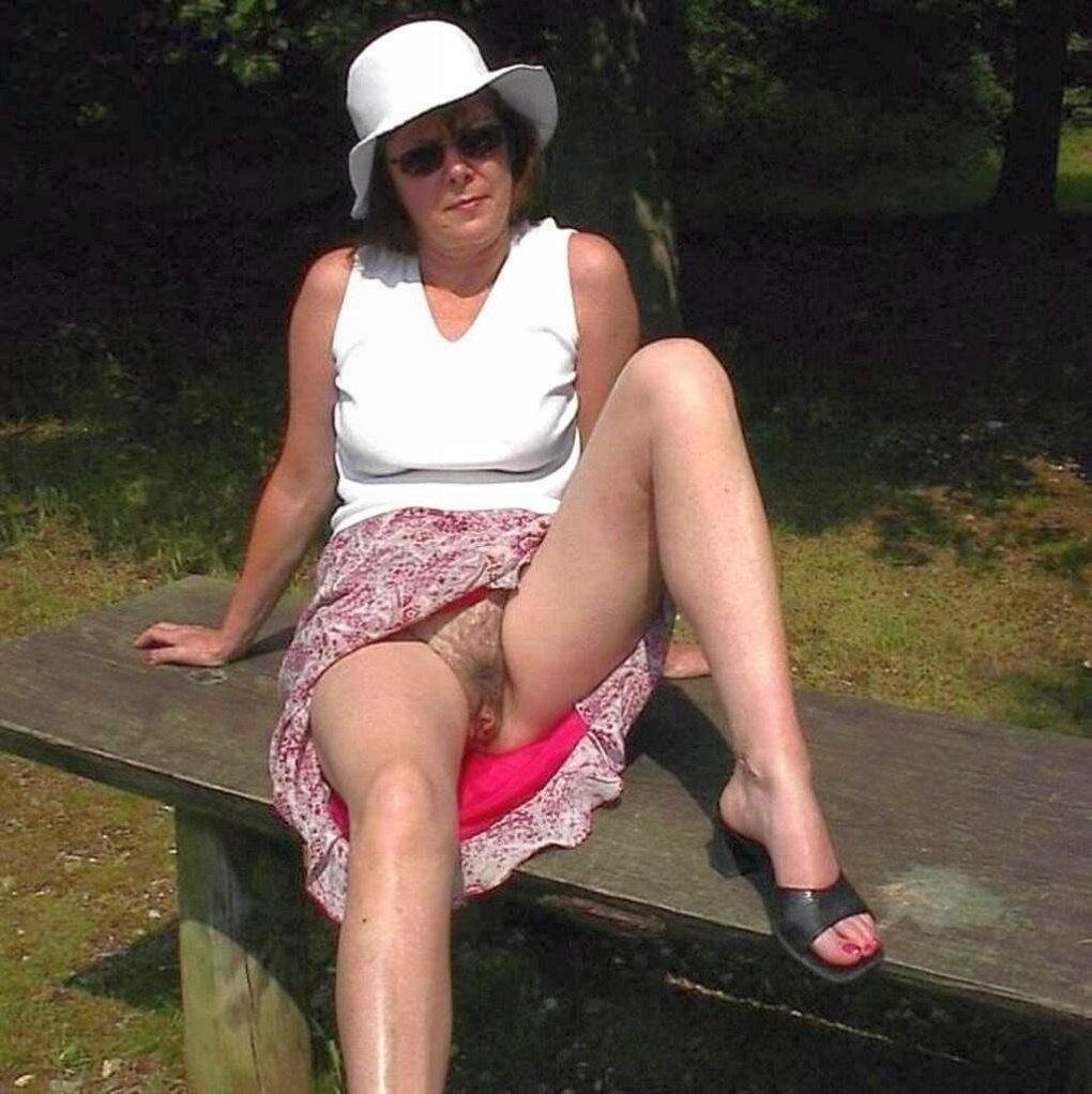 Пухлые мамки без трусов