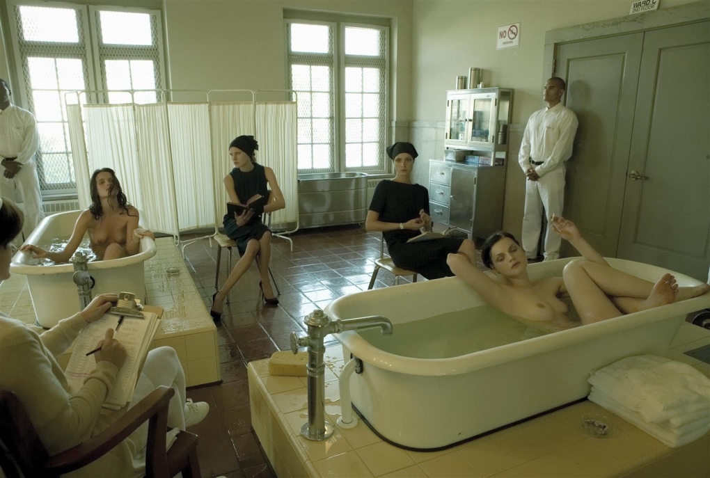 Голые женщины в психиатрической больнице