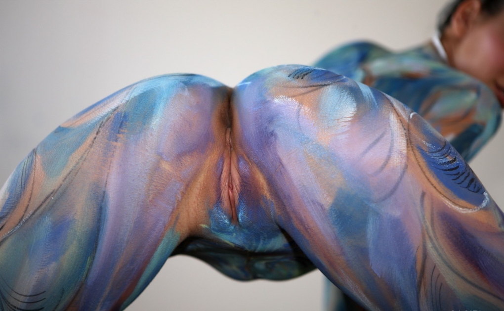 Бодиарт на голых бабах