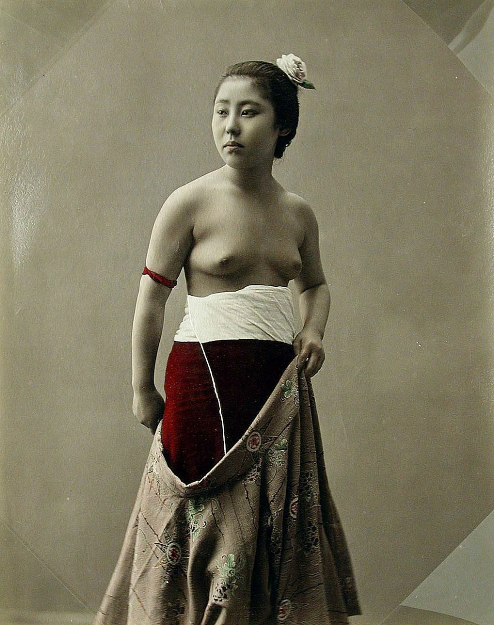 Первые маленькие груди ню ретро