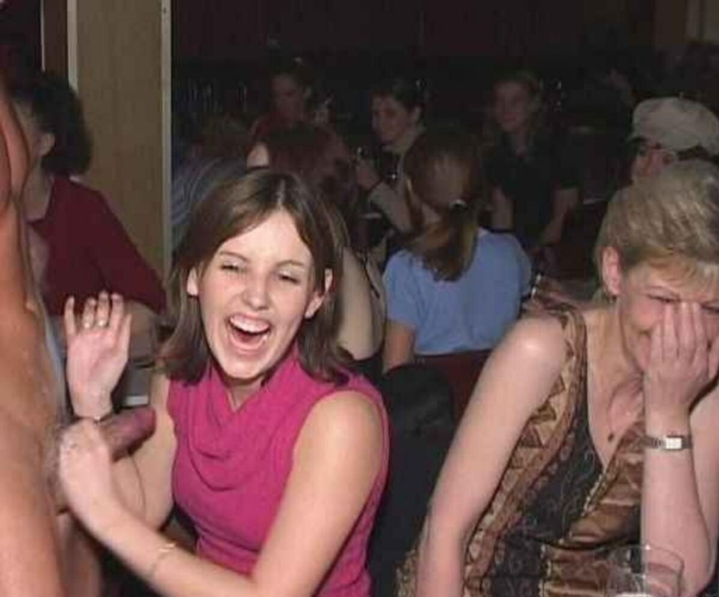 Голая женщина среди мужчин