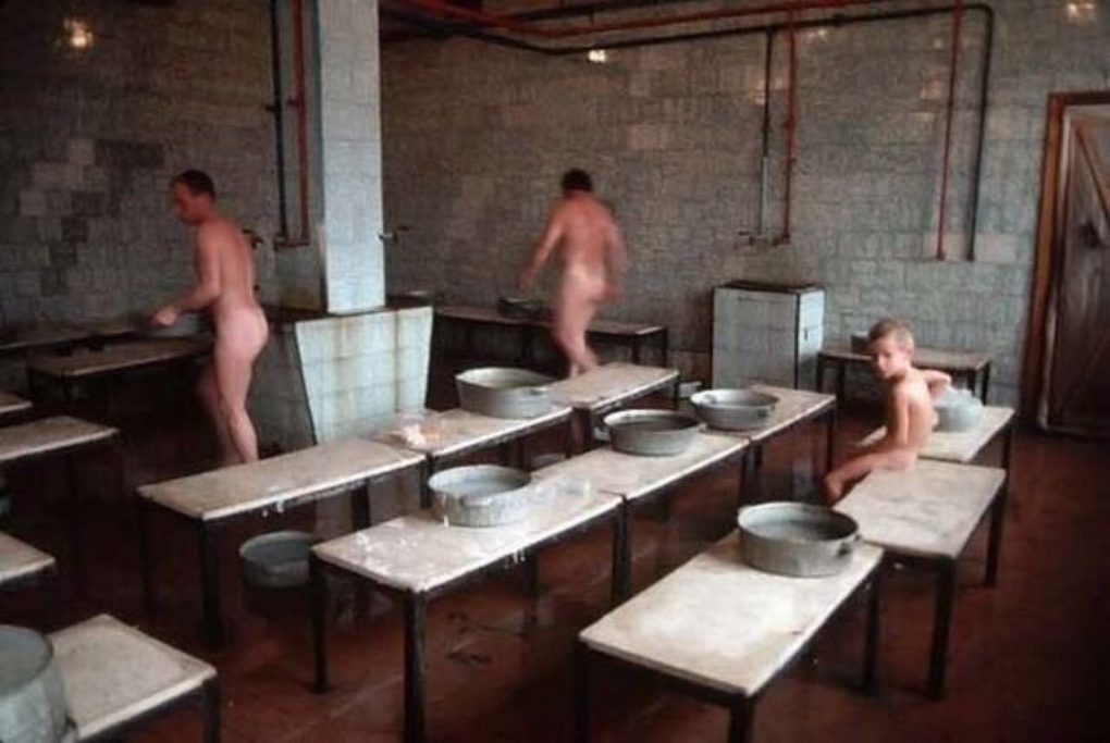 Мальчики голышом в общественной бане