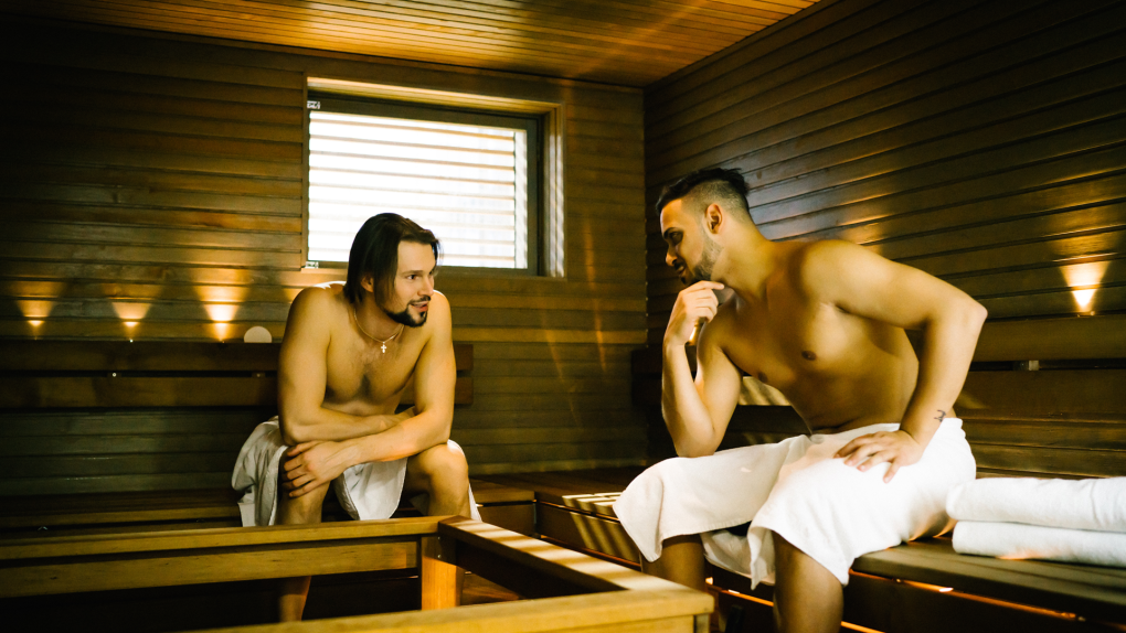 Голый парень в женской бане