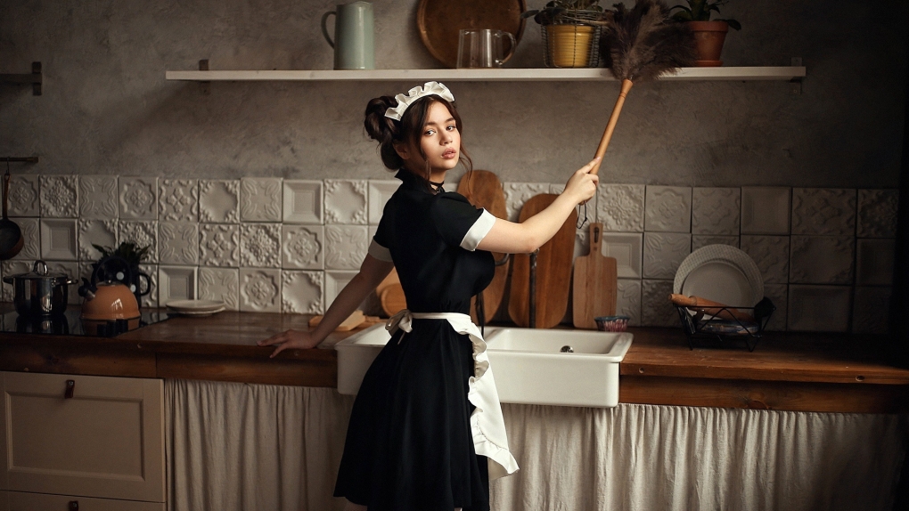 Женщина в красивом платье кухня