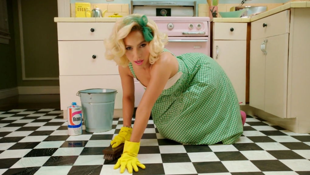 Красивая девушка убирается