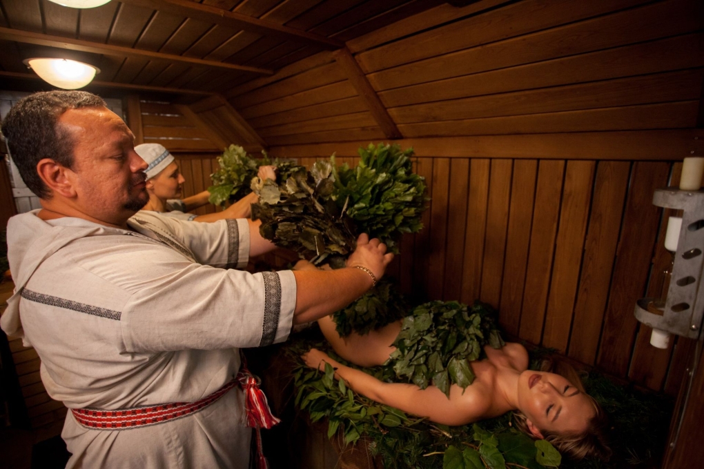 Кристина Асмус в бане