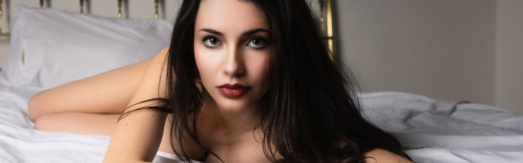 Красивые брюнетки в постели Playboy