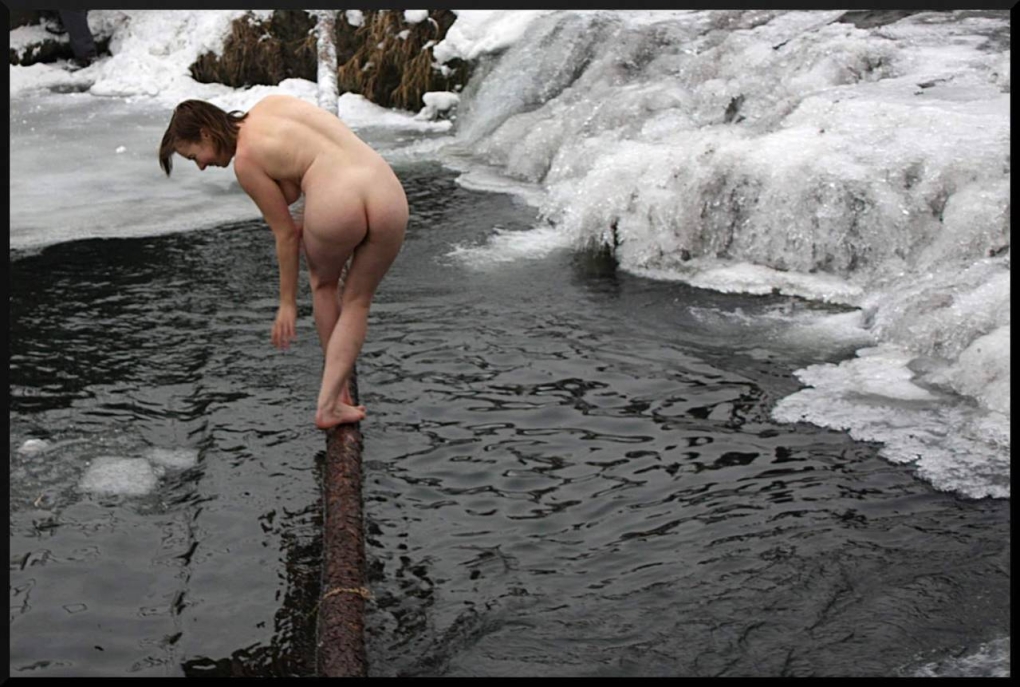 Голые красотки в проруби