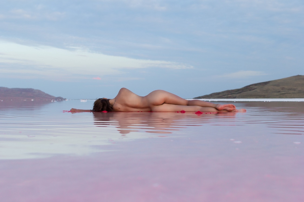 Голые девчонки на берегу