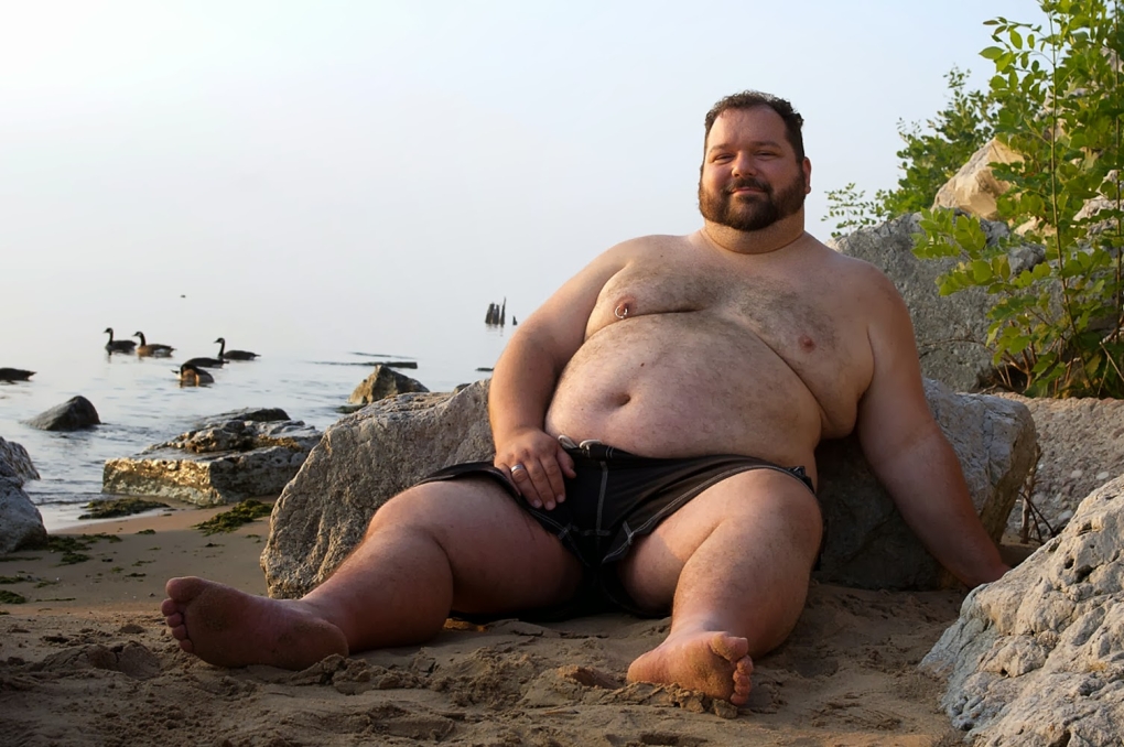Голые толстые парни на пляже