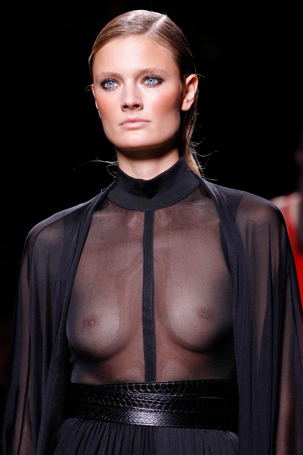 Красивая грудь в прозрачной блузке