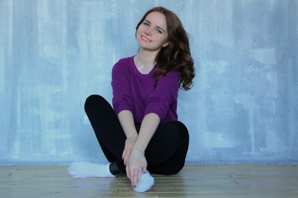 Человек с фонариком в темноте