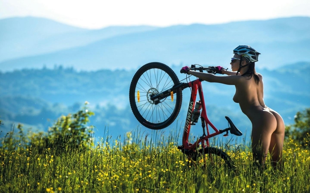 ��девки голышом на велосипеде