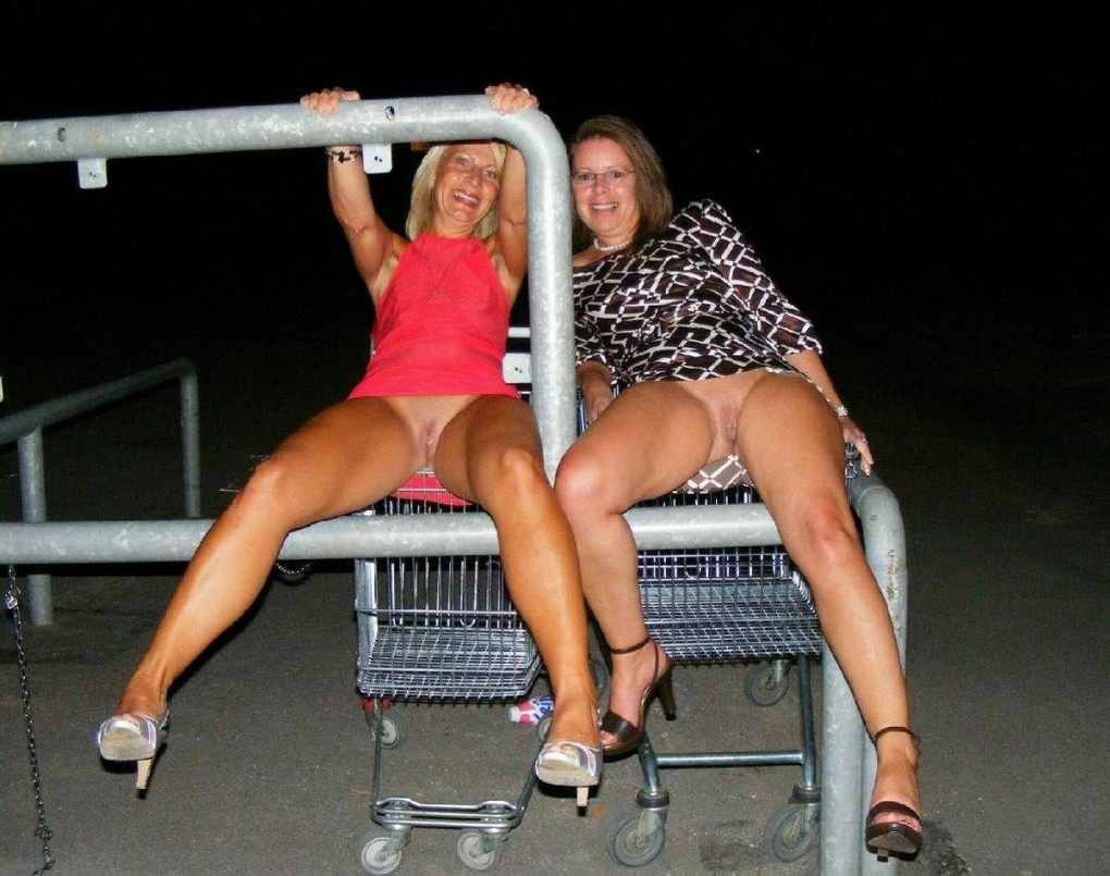 Знаменитости на вечеринке без трусов