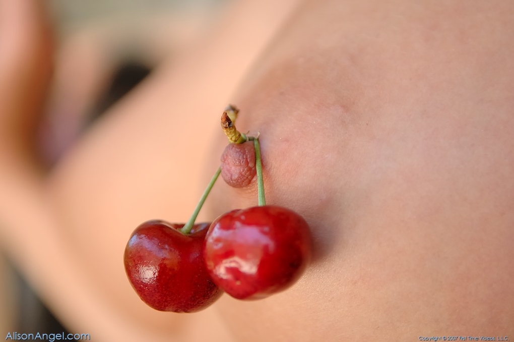 Клубника на голой женщине