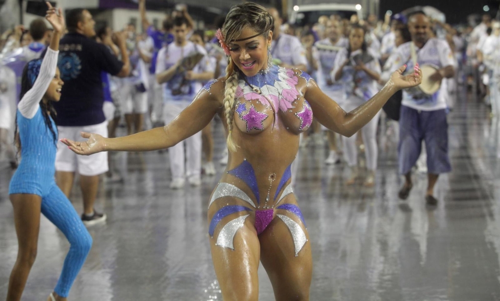 Голые танцовщицы на карнавале в Рио