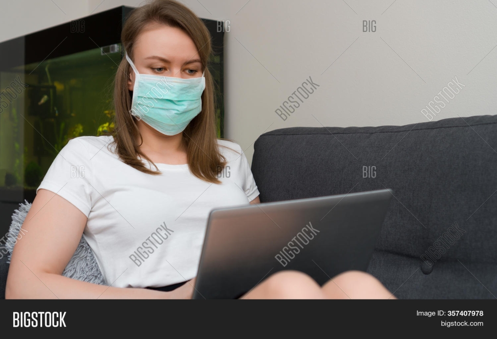 Молодая женщина в медицинской маске
