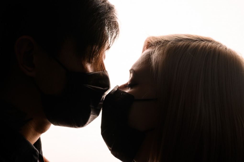 Грустная девушка в маске медицинской