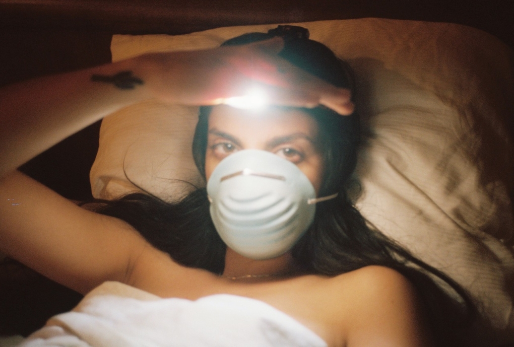 Сисястая в медицинской маске