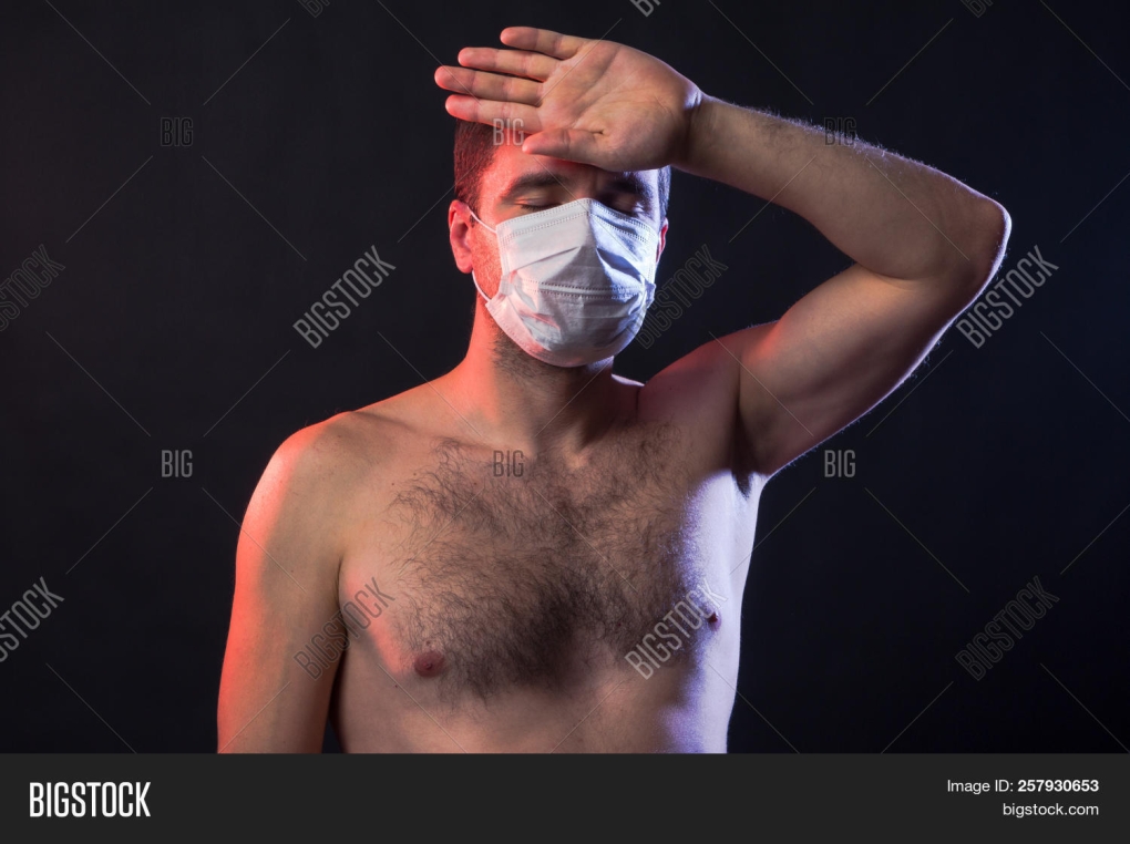 Голая в медицинской маске