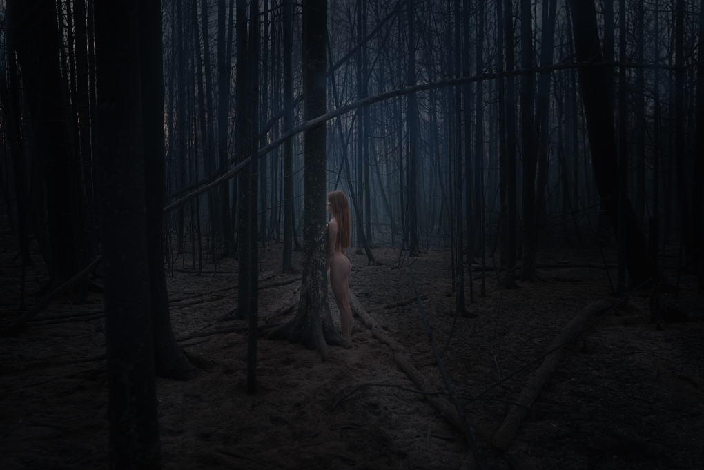 Блондинка в красных трусах