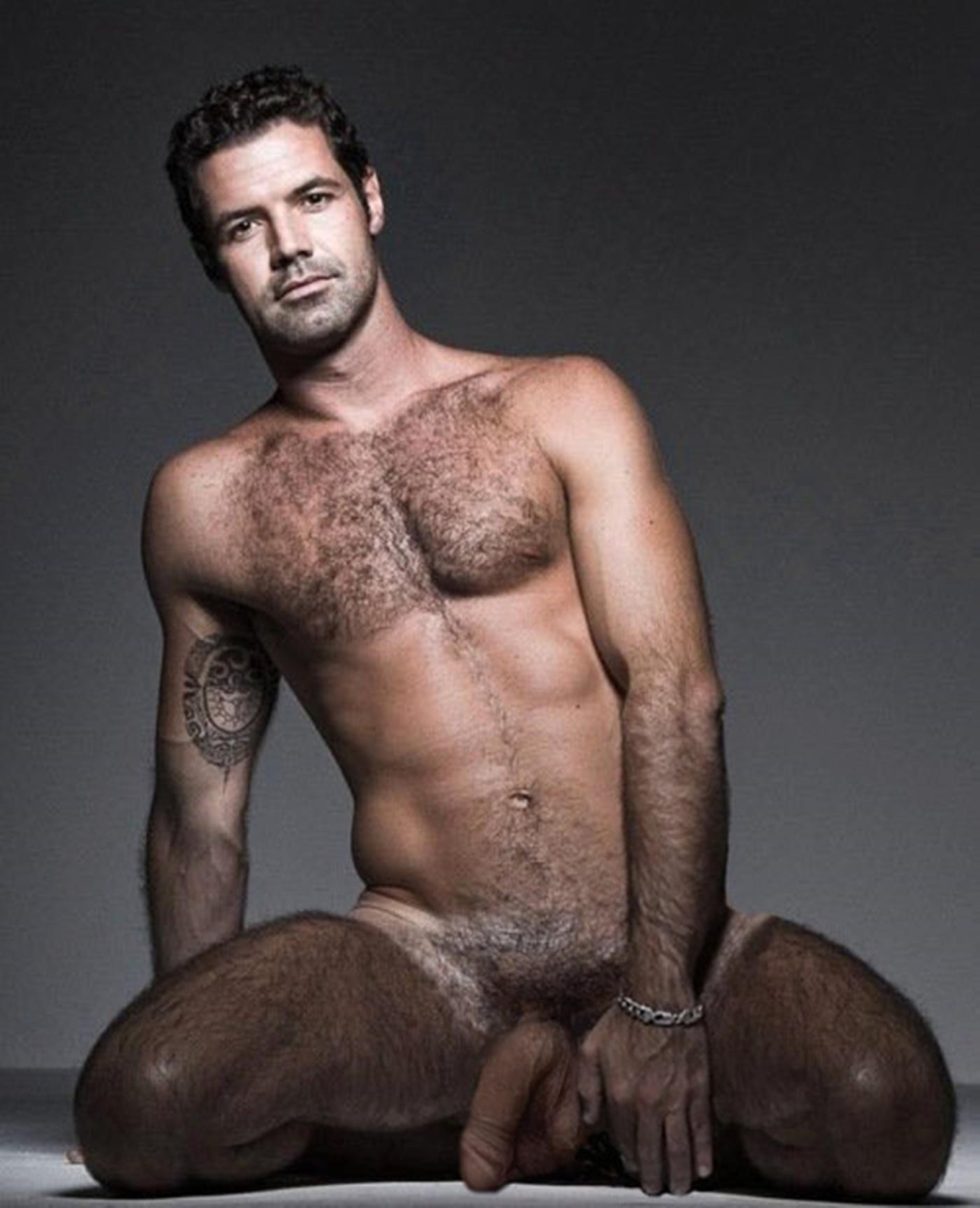 Модель Тревор Адамс голый